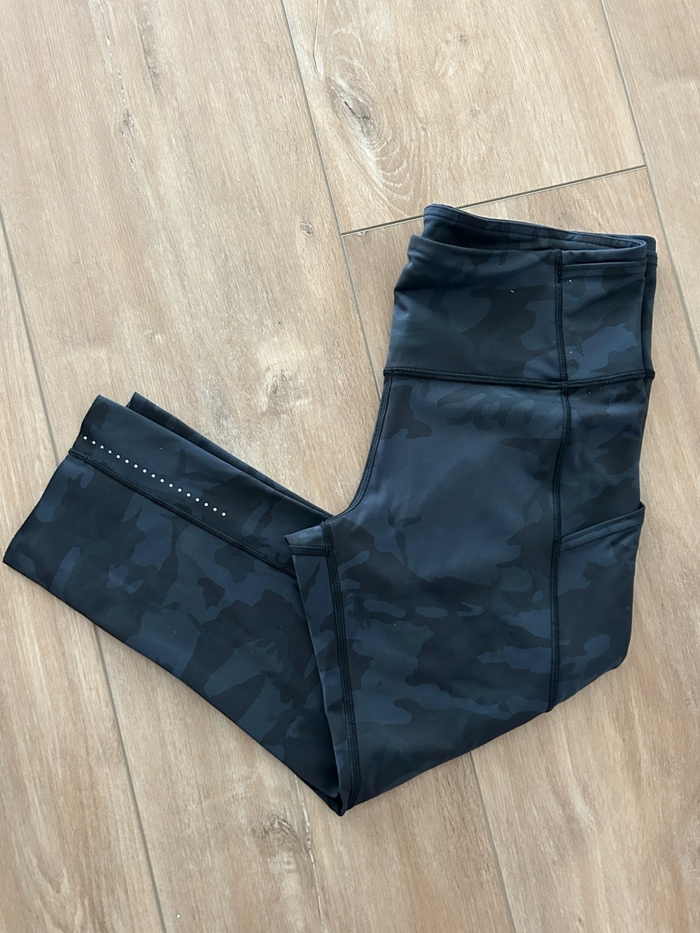 Worn once - LULULEMON Fast and Free Running Crop Pocketed Leggings in Camo - Picture 10 of 11